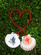 Concha de peregrino grande con cord�n rojo, catedral y cruz