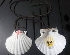 Concha de peregrino grande con cord�n de piel, cruz y peregrino