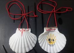 CONCHA DE PEREGRINO grande con cord�n rojo, cruz y peregrino 